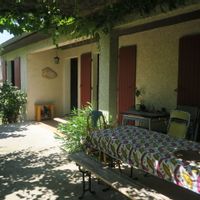 Maison 3 chambres avec jardin très ombragé et grand trampoline