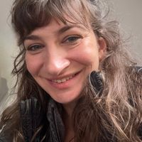 ChaleureuxHyper bien située à une minute de marche de la ligne centrale du métro menant à Montréal.