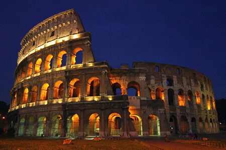 Vue de nuit sur le Colisée à Rome