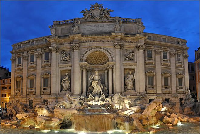 Belle vue de nuit de la célèbre fontaine de Trevi à Rome