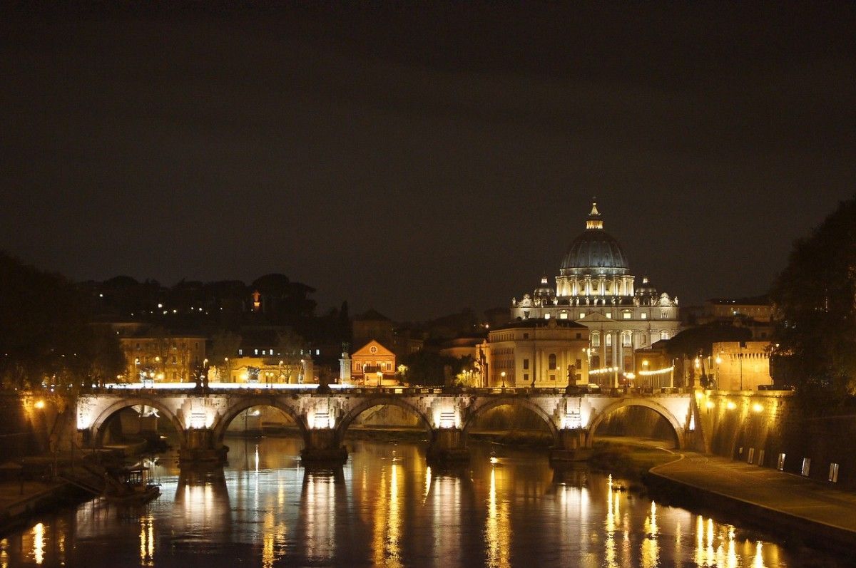 Vue nocturne de la Basilique Saint Pierre de Rome
