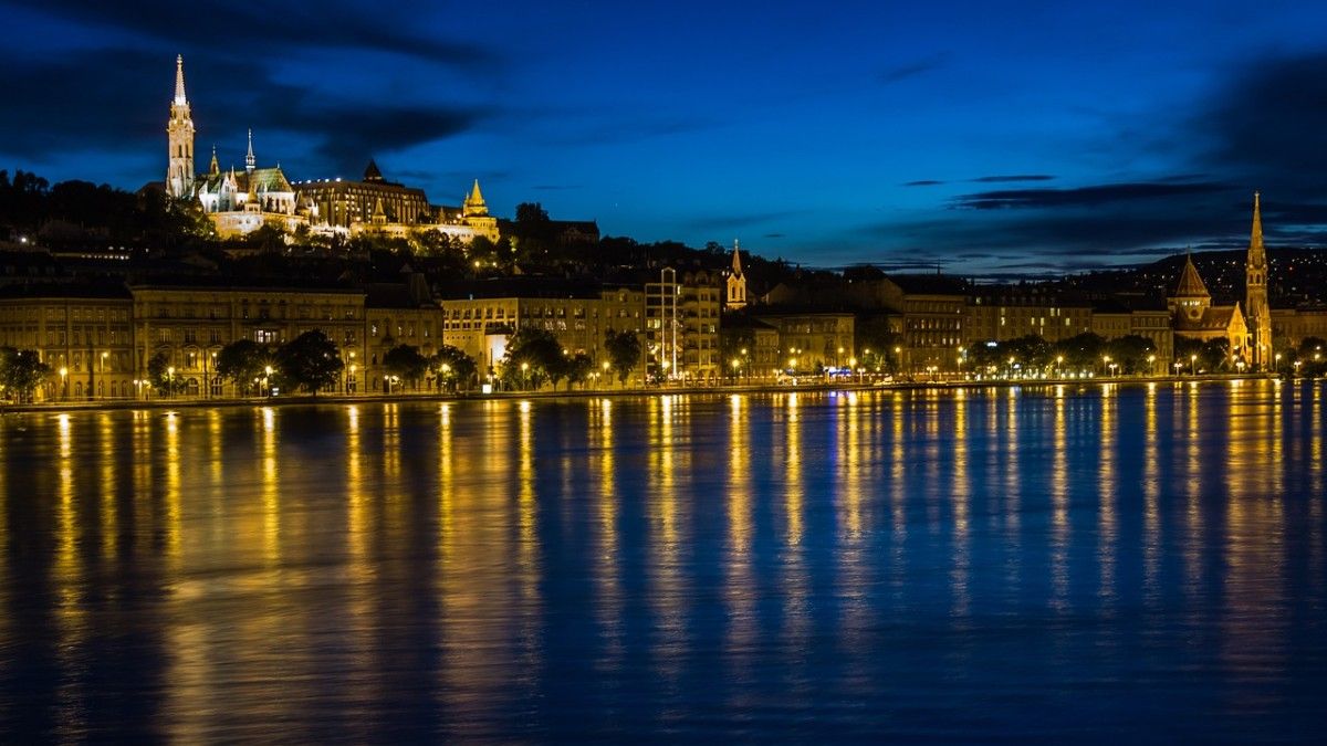 Vue de nuit des rives de Budapest, l'une des villes les plus romantiques d'Europe