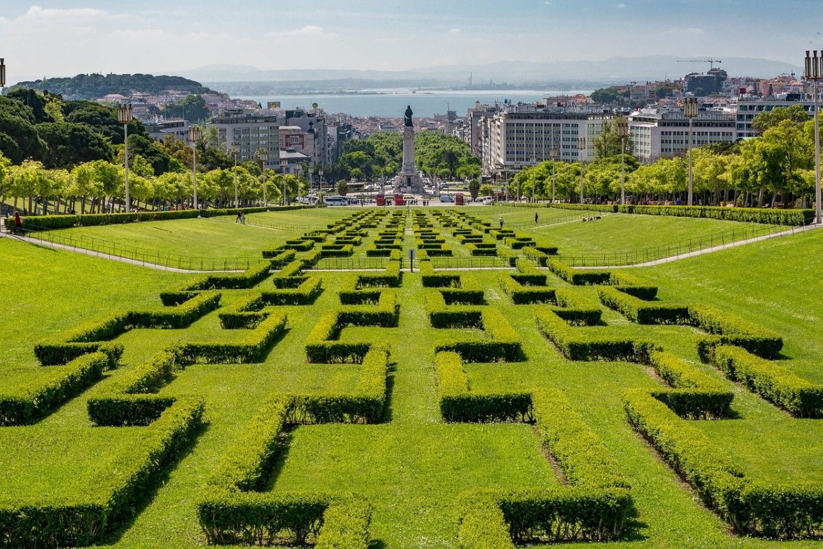 Vue sur les jardins géométrique "les sept "miradorous" de lisbonne, l'une des villes les plus romantiques d'Europe