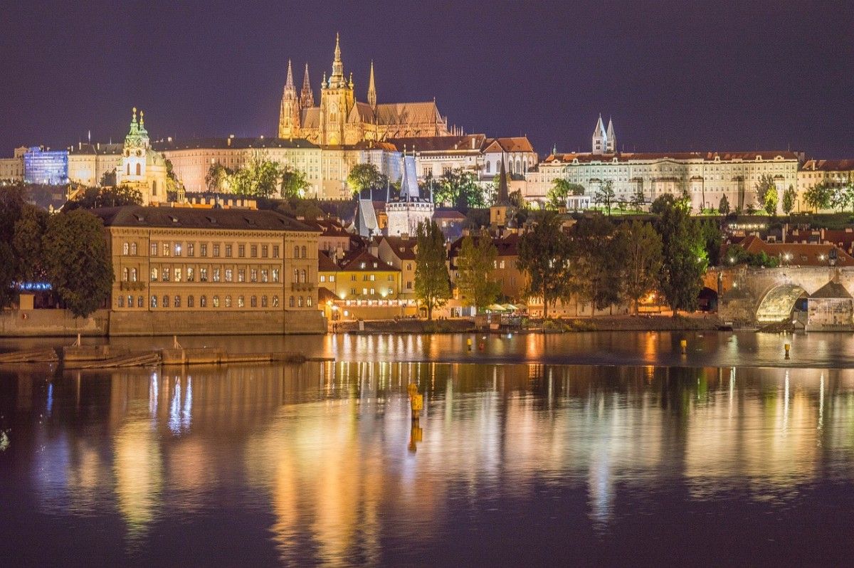Vue de nuit de Prague, l'une des villes les plus romantiques d'Europe
