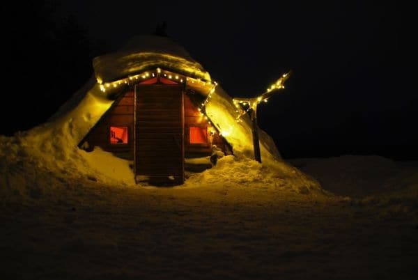 Vue de nuit sur une cabane Finnoise typique, en Laponie