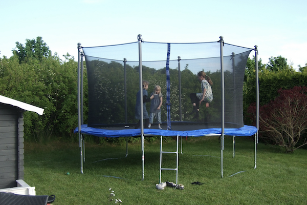 enfants-trampoline-echange-de-maison
