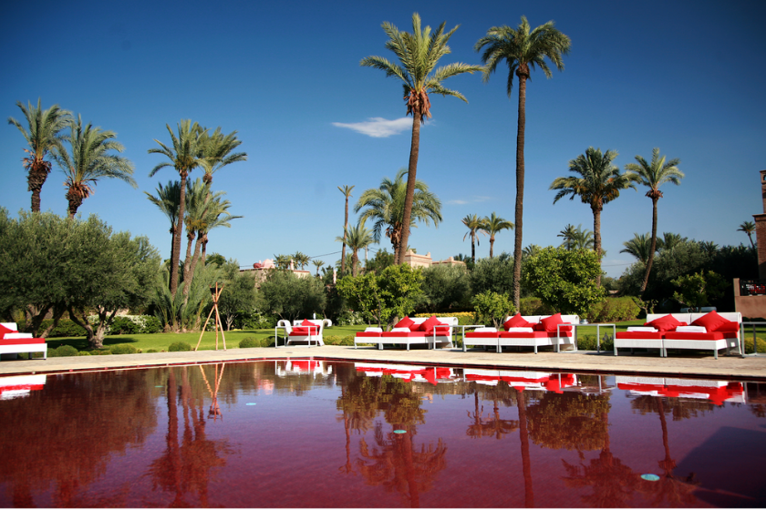 Activités insolites Marrakech piscine rouge Murano Resort.png