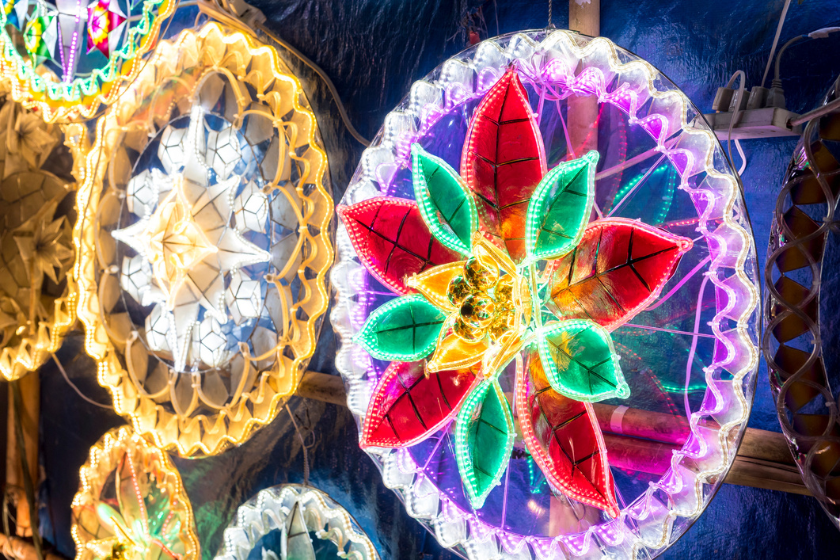 Les plus belles traditions de Noël dans le monde Philippines festival lanternes géantes