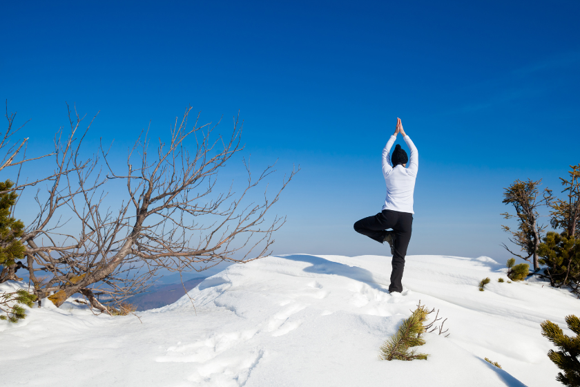 Du yoga en montagne, le "snowga"