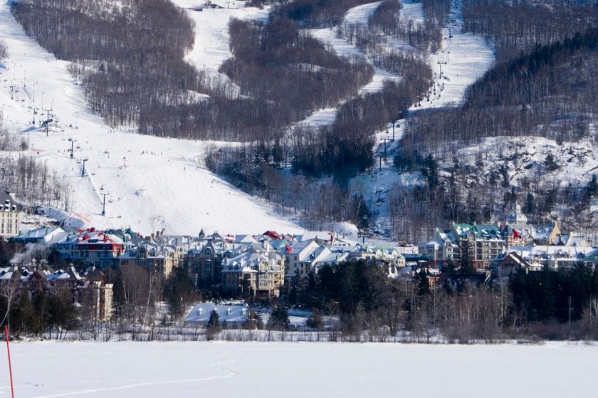 Village de ski du Mont-Tremblant dans les Laurentides. Escapade idéale pour une semaine de relâche en famille