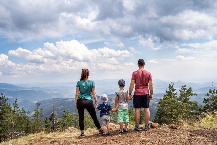 Partir en randonnée en famille pendant les vacances de la construction