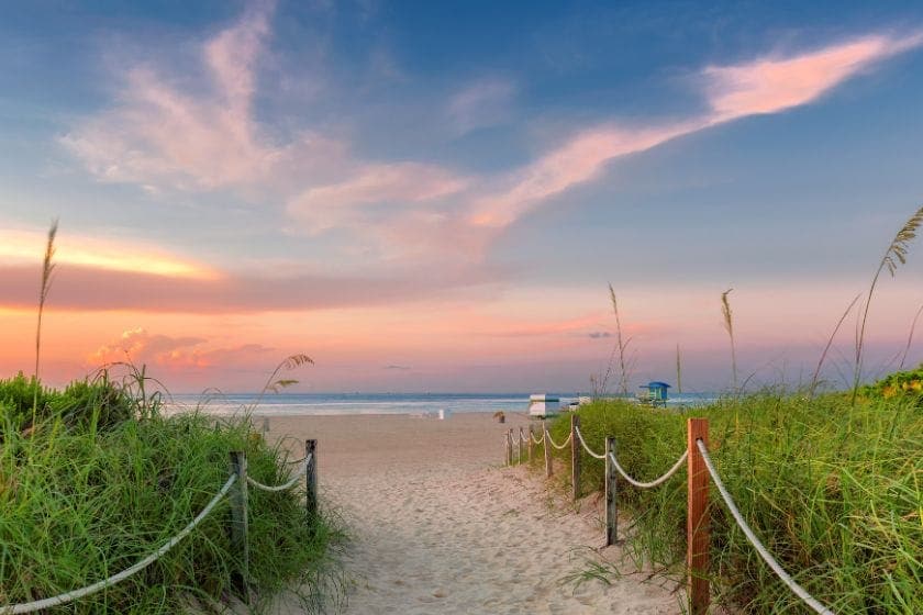 Relaxer sur une plage tranquille de la Floride est une activité parfaite pour la relâche 2024