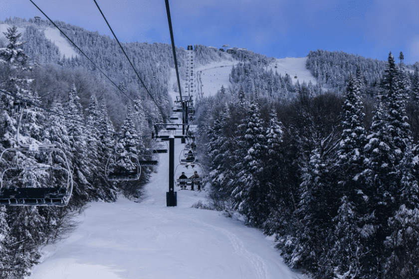 Vue des télésièges à la station de ski