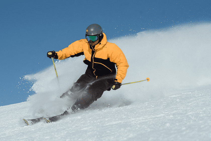 Un skieur expérimenté sur une montagne de ski au Québec