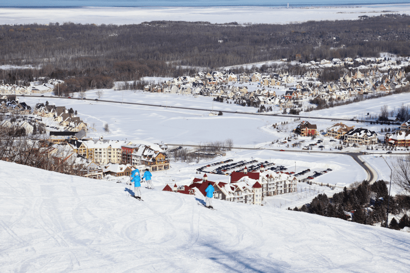 Vue du village de la montage de ski Blue Mountain en Ontario